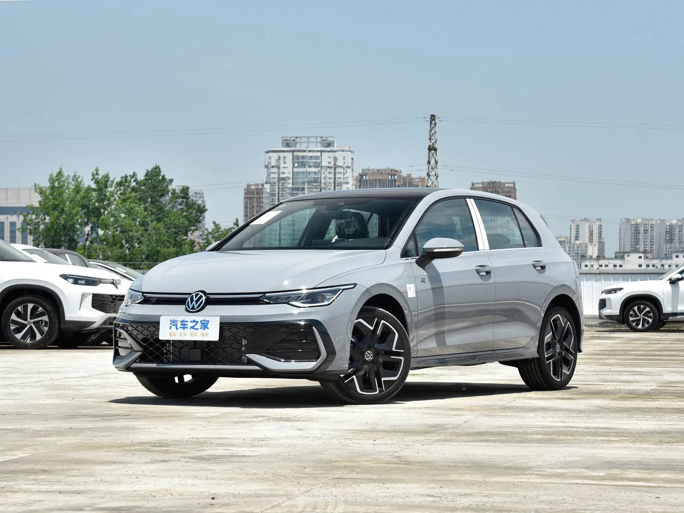 جولف 2025 300TSI آر لاين