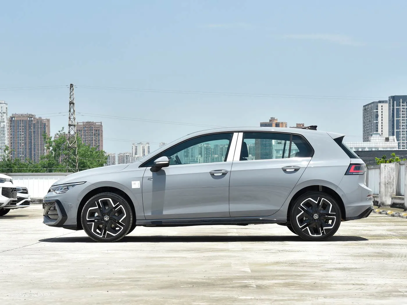 جولف 2025 300TSI آر لاين