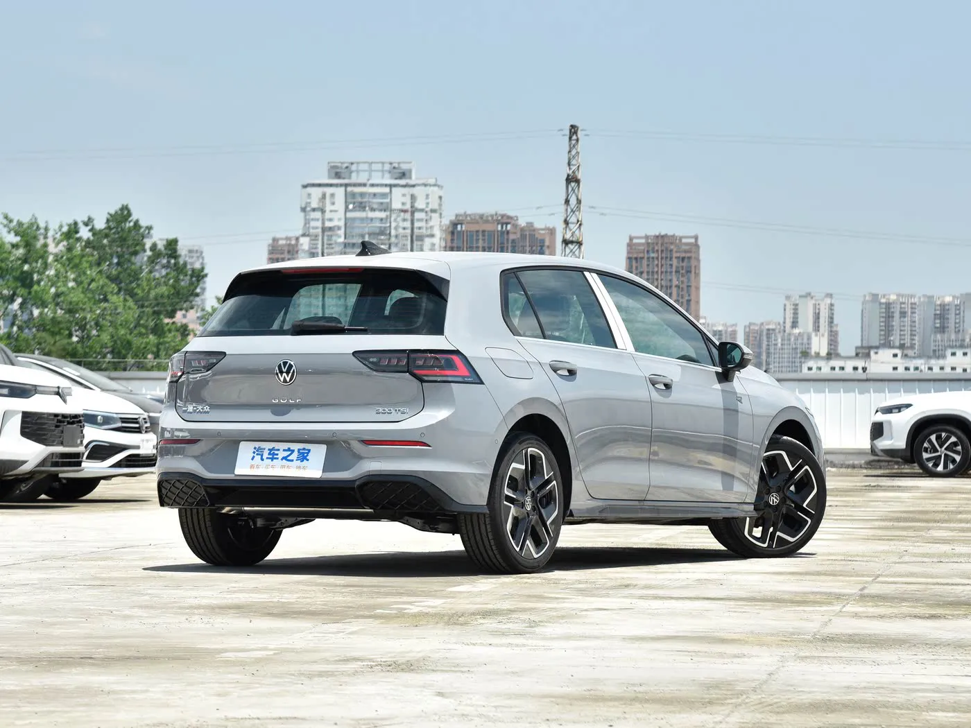 جولف 2025 300TSI آر لاين
