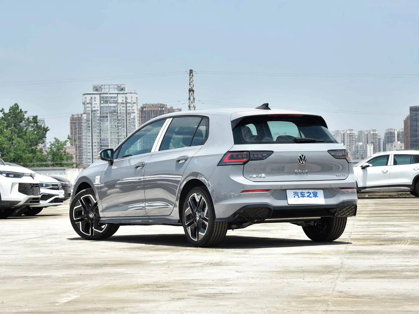 جولف 2025 300TSI آر لاين