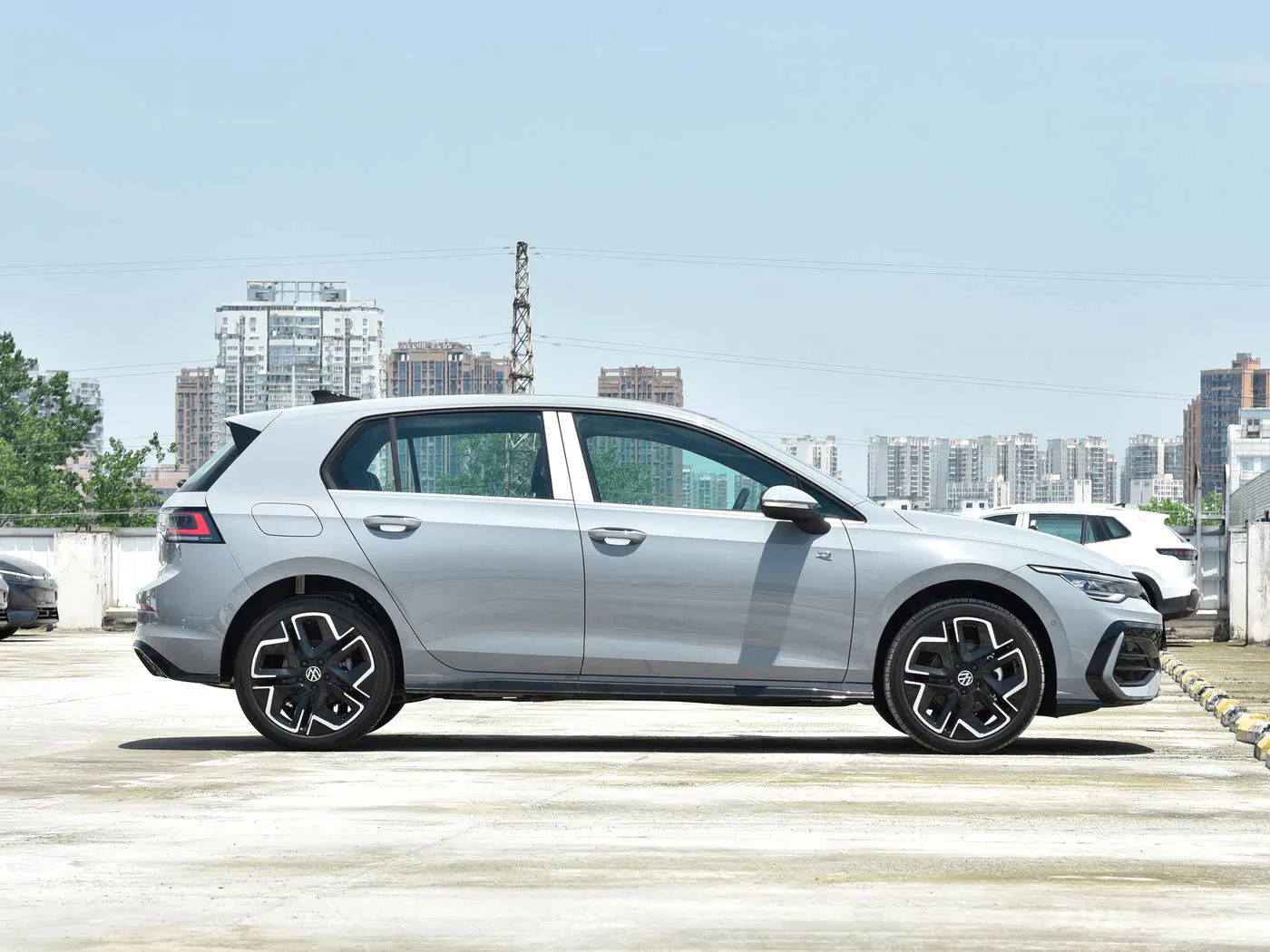 جولف 2025 300TSI آر لاين