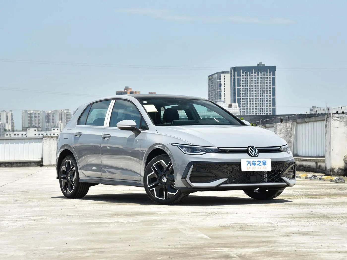 جولف 2025 300TSI آر لاين