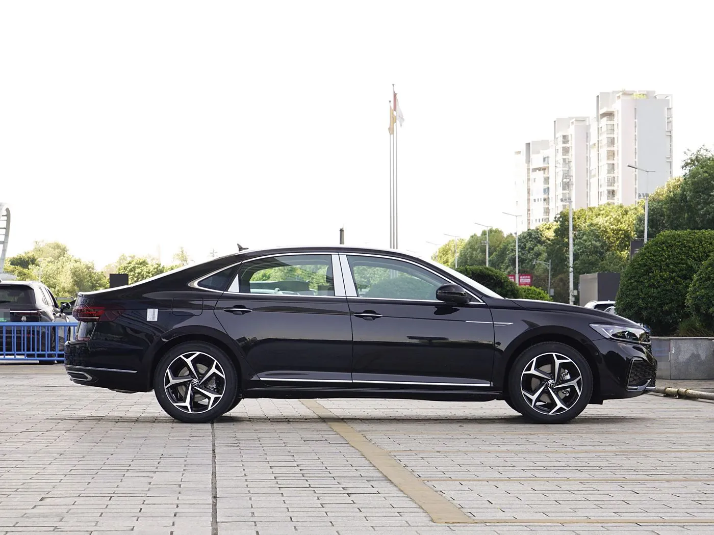 فولكس فاجن باسات 2025 بريميوم إيديشن 380TSI Starry Sky Dragon Edition