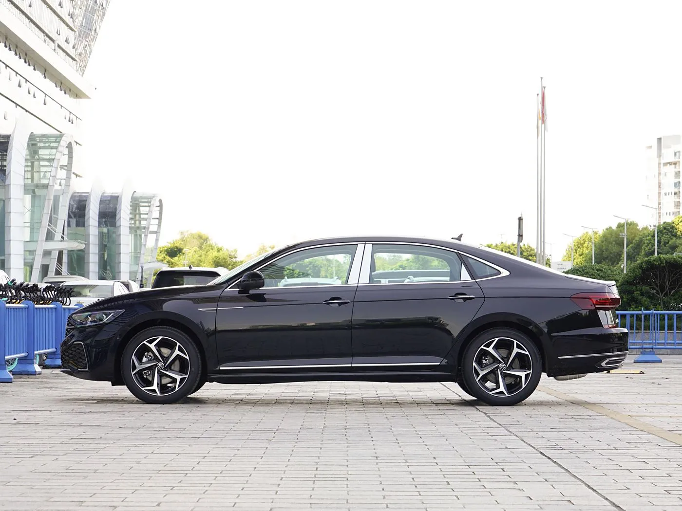 فولكس فاجن باسات 2025 بريميوم إيديشن 380TSI Starry Sky Dragon Edition