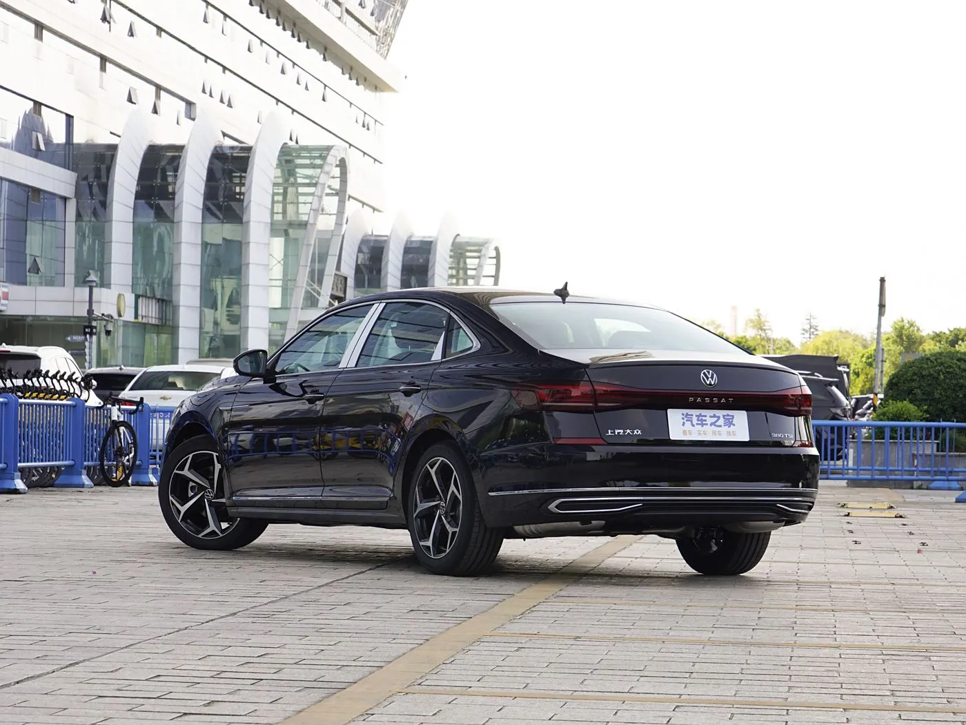فولكس فاجن باسات 2025 بريميوم إيديشن 380TSI Starry Sky Dragon Edition