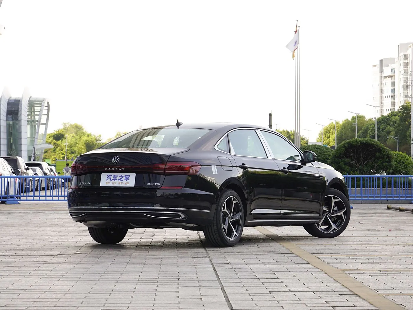 فولكس فاجن باسات 2025 بريميوم إيديشن 380TSI Starry Sky Dragon Edition